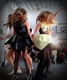 mój pierwszy pokaz mody, dokładne recenzje i więcej zdjęć na rozavv.blogspot.com serdecznie zapraszam oprocz swiata mody i mojego zycia z nim zwiazanego, znajdziecie wkrótce tam...