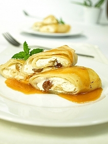 Naleśniki kokosowe z waniliowym twarożkiem i rodzynkami