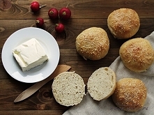 Bułki pszenne posypane sezamem