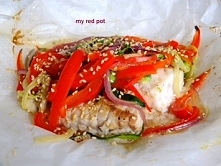 Filet rybny z papryką, cukinią i cebulą, zapiekany w pergaminie. Zdrowy, pyszny posiłek, idealny na lunch.