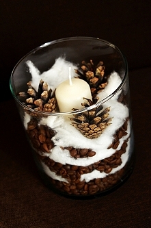 Szyba świąteczna dekoracja do niej użyłam tylko ziaren kawy, watę i szyszki :) no i świeczkę.