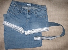 Były sobie rybaczki, więc zostały przeze mnie skrócone, odszyte bawełnianą taśmą, a z nogawek wyszła torba do komplety, super mocna, mieszcząca A4, wytrzyma masę podręczników.
S...