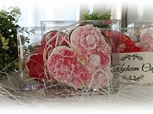 Słodki i niedrogi upominek dla ukochanej osoby.. Serce z piernika w całości zdobione lukrem królewskim i masą cukrową.. Zapraszam