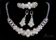Komplet biżuterii ślubno-wieczorowej.Wykonany z kryształków i pereł Swarovski.

Biżuteria od argento.pl
