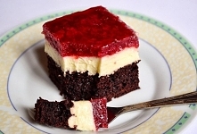 Czekoladowe ciasto z masą budyniową i truskawkami

Składniki:
CIASTO:
pół szklanki mleka
50 g gorzkiej czekolady
1 jajko
2/3 szklanki cukru
1/4 szklanki oleju
pół szklanki kwaśn...