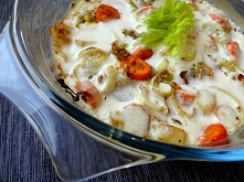 Biała kiełbasa z warzywami zapiekana w sosie śmietanowo - chrzanowym