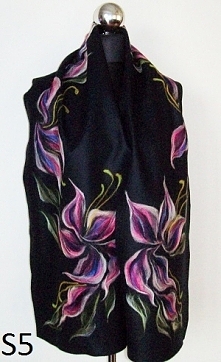 Ciepły, szal z mięciutkiego miłego filcu.
Motyw nakładany metodą filcowania na sucho wełną czesankową.
Wielkość ok 180/33