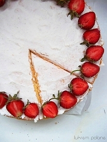 Tort z truskawkowym musem