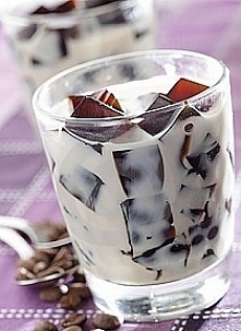 kostki mrożonej kawy zanużone w mleku, z nutką Bailey's :)