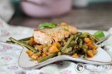 Składniki:

4 duże filety z łososia
1-2 szalotki (poszatkowane)
1-2 marchewki (pocięte w kostkę)
1 bakłażan (obrany ze skóry)
400 g fasolki szparagowej
1 gałązka świeżego tymian...