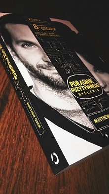 "Poznajcie Pata. Pat ma pewną teorię – jego życie to film, który zakończy się happy endem, czyli powrotem jego byłej żony. Pat musi tylko spełnić kilka warunków: robić codz...