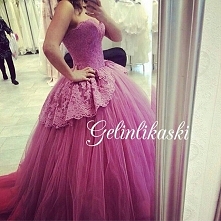 Tiul inspirowany modą z XVIII wieku.