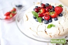 Pavlova
Składniki:

5–6 białek
300 g cukru pudru
2 łyżki skrobi ziemniaczanej
1 łyżka octu z jasnego wina
wierzch:
400 g śmietany kremówki
1 szklanka cukru pudru
świeże owoce
Pa...