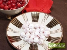 Kule żurawinowe – przysmak białoruski
Składniki:

1 szklanka świeżej żurawiny
cukier puder
odrobina wody
Kule żurawinowe przygotowanie
KROK 1:
Każdy owoc żurawiny moczę w wodzie...