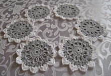 Przedstawiam Państwu szydełkowe podstawki pod filiżanki, kubki- wykonane z bawełnianego kordonka. Średnica to ok.12 cm. Lekko usztywnione.Komplet składa się z 6 sztuk podstawek