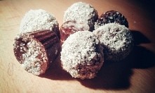 Trufle z ciemnej czekolady 90% z pudrem migdałowym, słonecznikiem i orzechami. Proste, mało węglowodanów i można zrobić przeróżne wersje, polecam chili z kawałkami malin lub cyn...