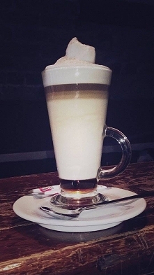 latte z syropem czekoladowo-miętowym