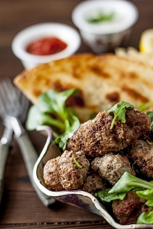 JAGNIĘCE KOFTY Z DOMOWYMI SOSAMI