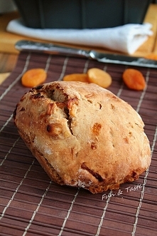 chlebek z jabłkiem i morelami