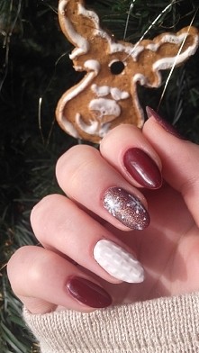 moje zimowe paznokcie w koloze Deep Red oraz Strong White ze sweterkiem, syrenką oraz delikatnymi snieżynkami :3