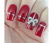 Klasyczną czerwień skojarzysz ze świętami,
Z Rudolfem, Mikołajem, pod choinką prezentami.
To kolor miłości do kogoś bliskiego,
Niech pokryje Twe paznokcie w dzień Świętego Walen...