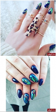 Głęboki granat z efektem folii - szkła przykuwa spojrzenie