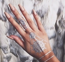 Klasyczny manicure z ciekawym akcentem ;)