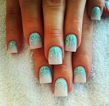 ciekawa odsłona pazurków ozdobionych by pasowały do otaczającej nas zimy :) biały płatek śniegu świetnie się prezentuje na ombre :)