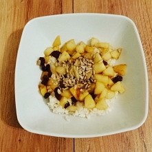 platki ryzowe na mleku migdalowym z gruszka rodzynkami i slonecznikiem