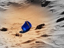 PORZUCENIE

Leży samotnie pośród drobin wspomnień.
"Nikt nie wyciągnie już rąk do mnie..."
Serce pęknięte na dnie,
piach przesypuje się.
Błękitne oblicze szarzeje dnie...