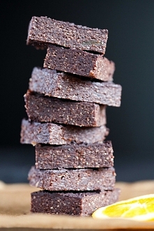 ORZECHOWO-DAKTYLOWE BROWNIE BEZ PIECZENIA, Z KARDAMONEM I POMARAŃCZĄ