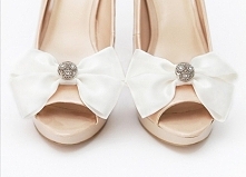 Eleganckie kokardy - klipsy do butów w kolorze ecru.

Do kupienia w sklepie internetowym Madame Allure :)