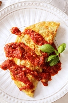 ORKISZOWE NALEŚNIKI z WARZYWAMI, SEREM i SOSEM POMIDOROWO-BAZYLIOWYM