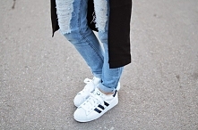 Adidas Superstar
Marka Adidas powstała w 1948 roku po podziale firmy przez braci Dassler. Cena tego modelu zaczyna się od 279 złotych