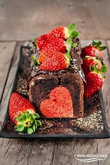 Ciasto Gorące Serce

 Ciasto truskawkowe*:
 * mąka pszenna- 180 g
 * jajka- 2 sztuki
 * cukier trzcinowy- 1/2 szklanki
 * olej- 1/2 szklanki
 * proszek do pieczenia- 1 łyżeczka
...