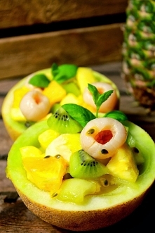 Sałatka egzotyczna z imbirowym dressingiem