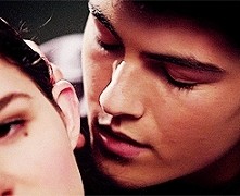 nie wiem jak wam ale mi bardzo spodobała się postać młodego Dereka a do tego aktor go grający jest mega pociągający! :D