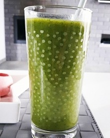 zielony koktajl na drugie śniadanie :)
(szpinak, seler naciowy, mandarynka, mango i mleko orzechowe)