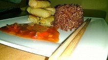 Mmmm,dzisiejszy popis mojego mężczyzny <3. Sajgonki,czerwony ryż i sos słodko-kwaśny.