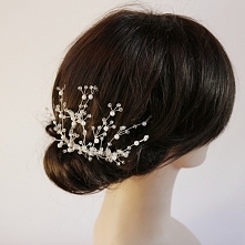 Ręcznie wypleciony grzebyczek do włosów. Przepiękna, klasyczna ozdoba ślubna do upięć.

Do kupienia w sklepie internetowym Madame Allure :)