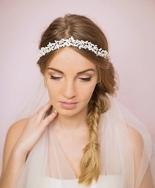 Starannie wypleciony z koralików i drucika wianuszek ślubny. Ślicznie wygląda także w towarzystwie welonu!

Do kupienia w sklepie internetowym Madame Allure.