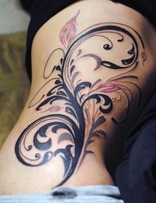 piękny tatuaż damski na boku