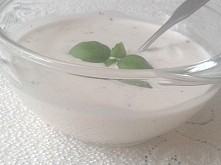Sosik czosnkowy!!!Kto lubi?;):))
Ja wprost za nim przepadam, 
 mogłabym dodawać go do wszystkiego!
Składniki:
-200g jogurtu naturalnego
-4,5 łyżki majonezu 
-5 ząbków czosnku
-1...