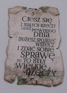 Zawieszka dekoracyjna , profilowana o nieregularnym kształcie, ręcznie robione metodą decoupage. Tabliczka specjalnie postarzana. Może być wyjątkowym i oryginalnym upominkiem lu...