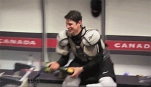 Hokej to sport kontaktowy w którym ataki ciałem są dozwolone, skutkiem czego jest powszechne zjawisko kontuzji , więc zawodnicy są specjalnie wyposażeni w ochraniacze, a w szcze...