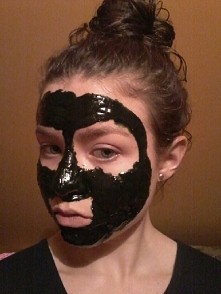 Fajna maseczka peel-off na zaskórniki: 2 łyżeczki żelatyny, pół łyżeczki spiruliny w proszku (dostępna w rossmanie ok. 30 zł), 2/2,5 łyżeczki mleka, miseczka z gorącą wodą. Spir...