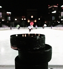 Krążek - niewielki walec wykonany z czarnej, wulkanizowanej gumy służący do gry w hokeja na lodzie. Krążek może mieć nadruki z logo zespołu lub imprezy, na której jest używany. ...