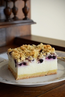 STYROPIAN – sernik bez sera z jagodami SKŁADNIKI: ok. 1,3 litra gęstej śmietany 18% (4 x po 330 g) * 5 białek 1 szklanka cukru pudru 2 opakowania budyniu śmietankowego jagody lu...