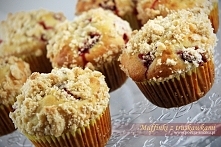 Muffinki z truskawkami i kruszonką

Składniki:
2 szklanki mąki
3/4 szklanki cukru pudru
2 jajka
1 szklanka mleka
pół szklanki oleju roślinnego
1 łyżeczka proszku do pieczenia
1/...