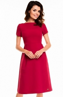 Awama A130 sukienka bordowa Kobieca sukienka, prosty dekolt, model delikatnie rozszerza się ku dołowi